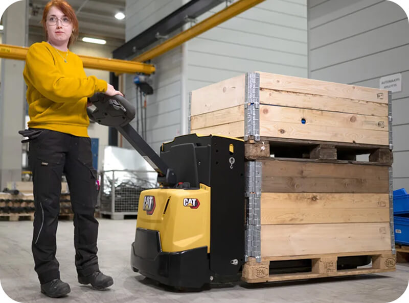 Obsluha ručne vedeného elektrického vozíka CAT v sklade pri prevoze paliet s nákladom Obsluha ručne vedeného elektrického vozíka CAT v sklade pri prevoze paliet s nákladom | STARLIFT