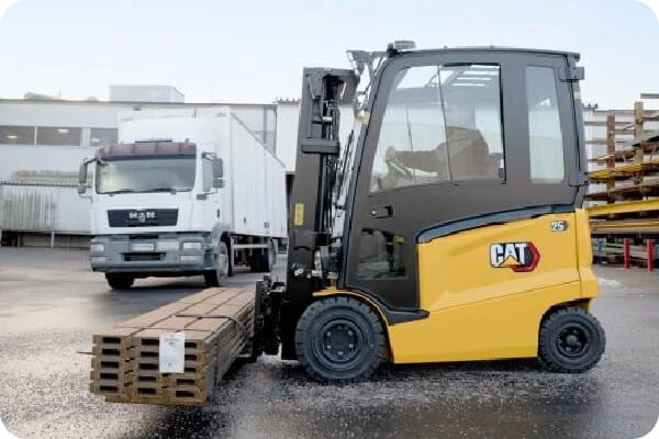 Preprava železných profilov pomocou elektrického vysokozdvižného vozíka CAT Preprava železných profilov pomocou elektrického vysokozdvižného vozíka CAT | STARLIFT